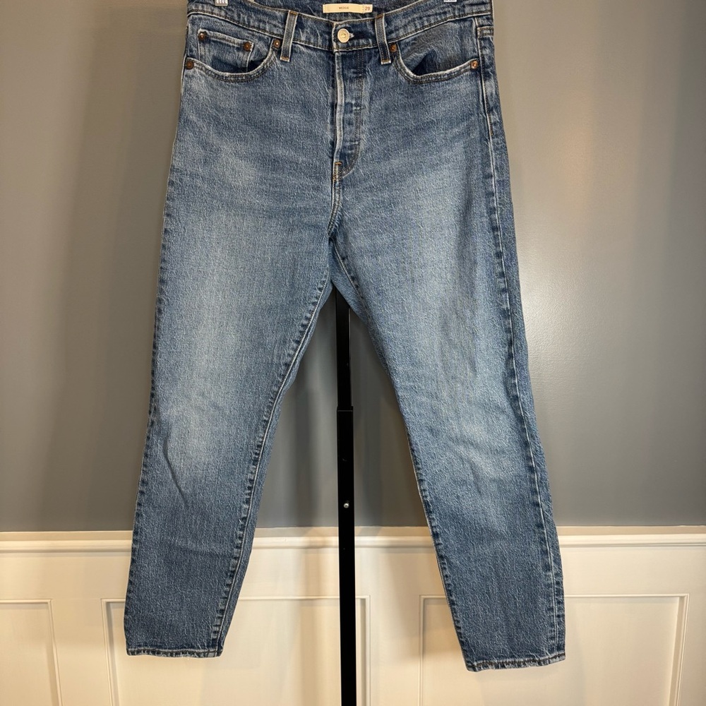 Levi’s Premium Wedgie Fit High Rise Jeans Light Wash Cropped W29